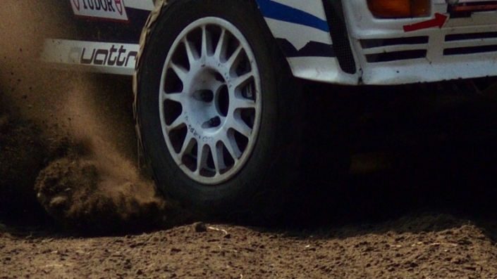 Eric v Loon-3×2 Rally car 705 Eric van Loon coming around the curve large cloud of dust kicked up behind him grid tile 8